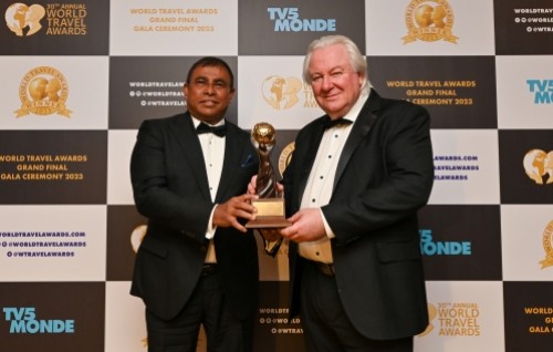 Dhuniyeyge Travel Personality of the Year ge award kureege Tourism minister Mausoom ah