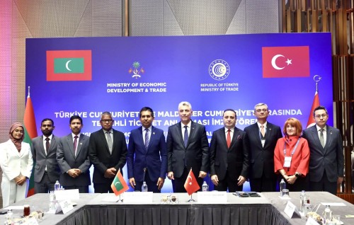 Raajje aai Turkey aa dhemedhu minivan viyafaareege ehbasvumehgai soi koffi