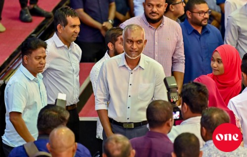 Raajjeygai beyruge sifain thiben rayyithun beynun nuvaakan safeerah dhannavaanan: Muizzu