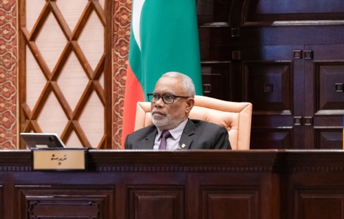 Siyam govaalehvvee budget anburaa gendhiumah, Majilis Raees vidhaalhuvee ekan kureveynee menbarunnah kamah