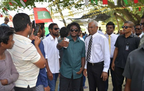Gaumuge musthagbalu ninmumugai zuvaanunge bas himananjehey: Raees