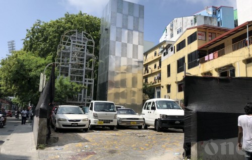 Male' gai multi story parking imaaraaiy thakeh hadhanee, furathama imaaraaiy heenaamaagey bimugai