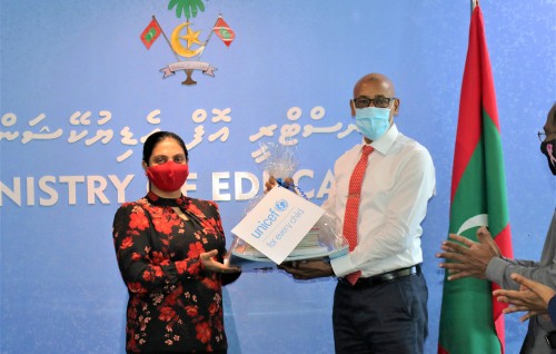 Dharivarunge kiyevun medhunukendi kuriah gendhiumah UNICEF in 420 laptop hadhiyaa koffi