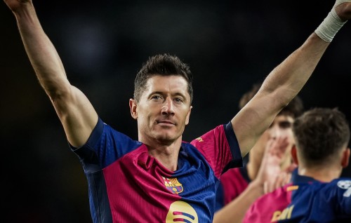 Fit namaves Inter aa dhekolhah Lewandowski fashaanee bench in