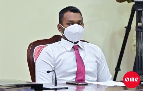 Raees Nasheed ge foto vikkaigen Majlis ah hovigenthibe haalugai onnevi dhuvahu aranee karah fain: Meekaail