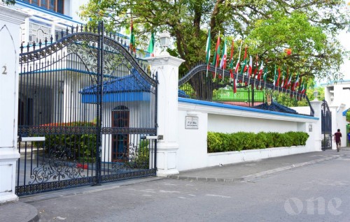 Isthiunaafu massalaige bench gai innevee amuru neruhvi fandiyaaru