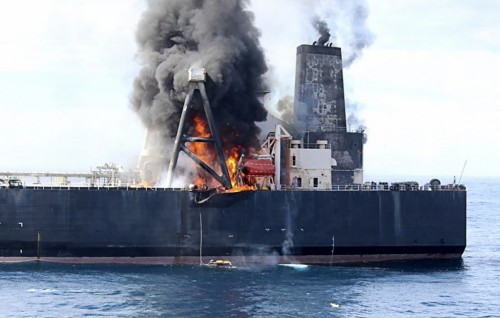 Oil leaks from burning oil tanker near Sri Lanka