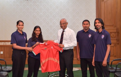 Mubaraathu gai vaadhakuraa TT team ah Raees hivvaru dhevvai, haassa jersey ifthithaahu kohdhevvaifi