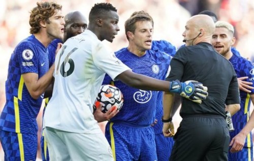 Raiyy card akaa ekuves Chelsea in Liverpool hifahattaifi