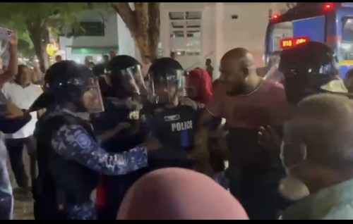 Idhikolhu muzaaharaa in Shujau hayyaru kohfi