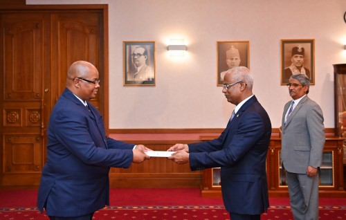 Dhekunu Africa aai Indonesia ge aa safeerun Raees ah safeeru kamuge faiykolhu aruvaifi