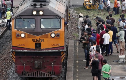Thailand gai rail accident eh hingai 8 meehun maruvejje